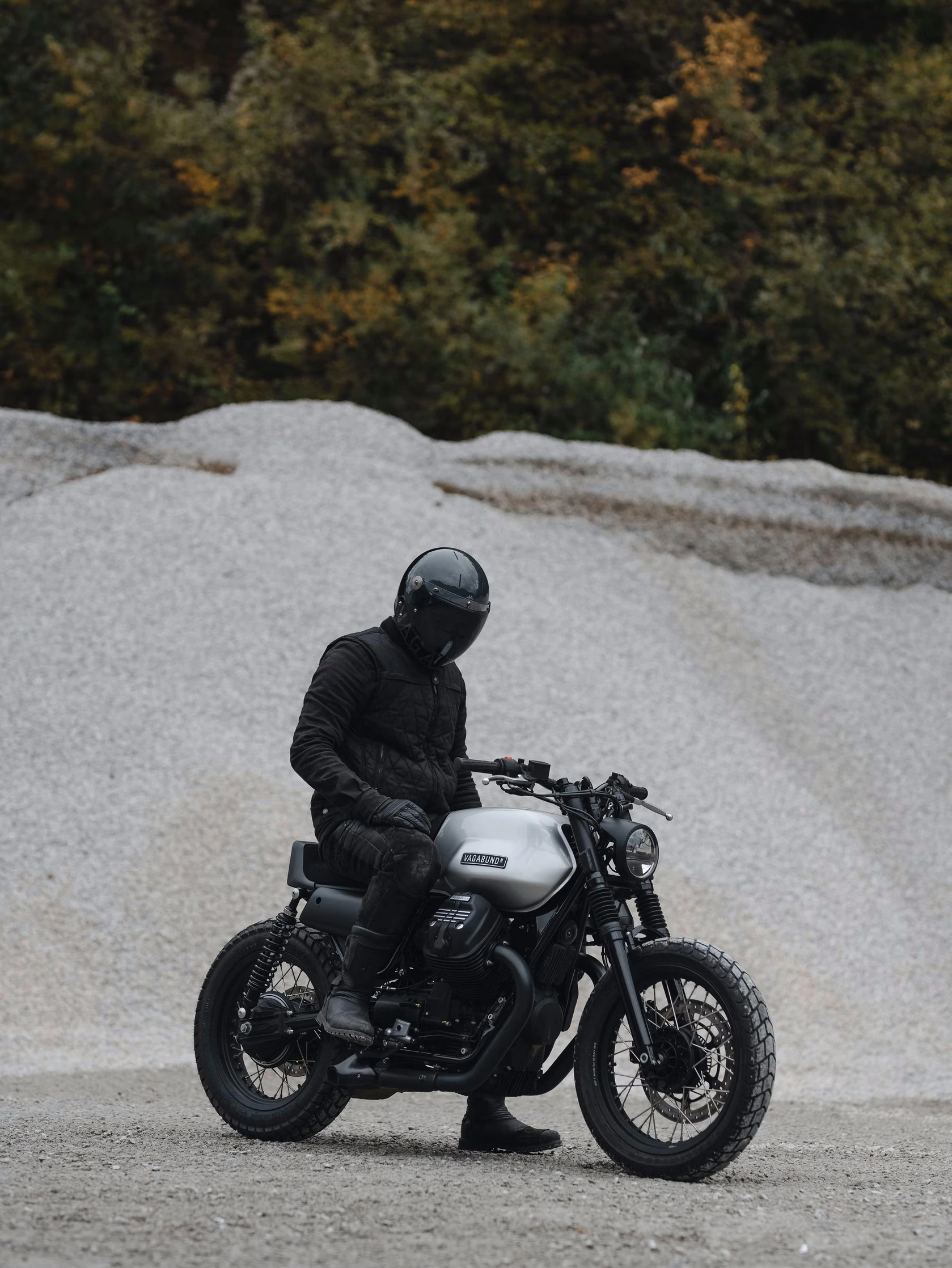 V7 dans une carriere